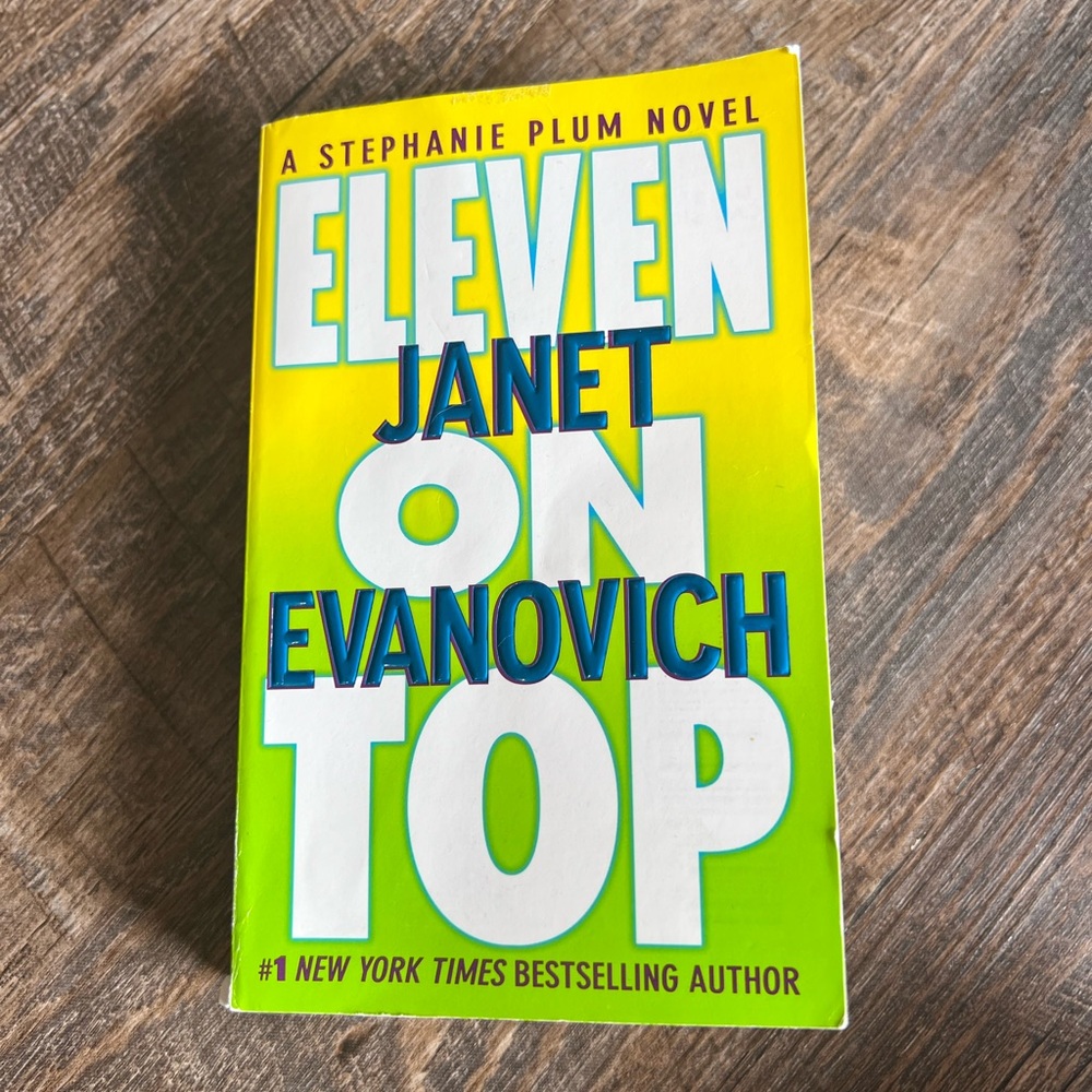 Eleven on Top by Janet Evanovich (Stephanie Plum #11) Paperback